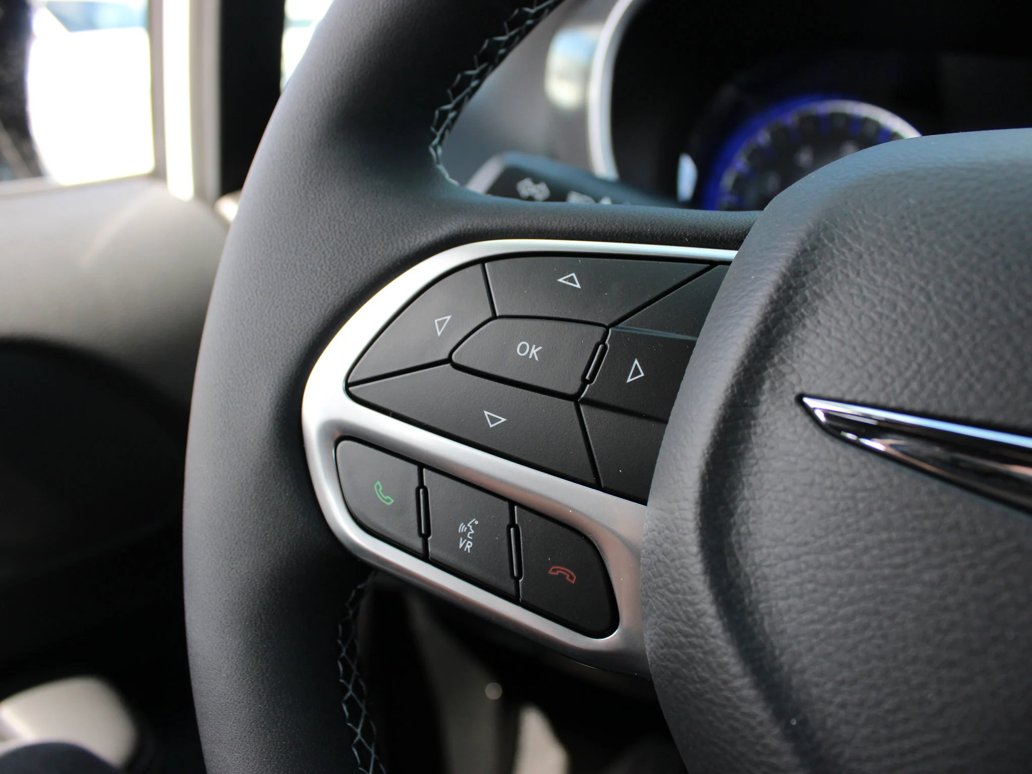 Used 2025 White Chrysler SXT*, Remote Start, Heated Leather, Lane Departure Warning image 15