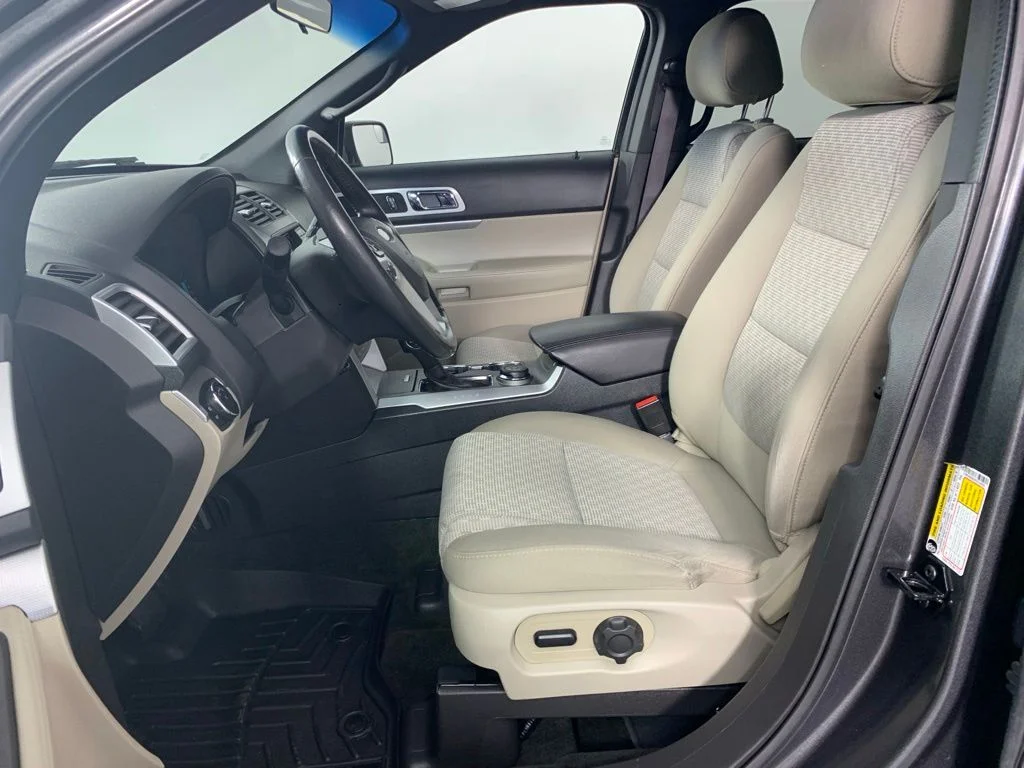 Used 2015 Gray Ford XLT image 2