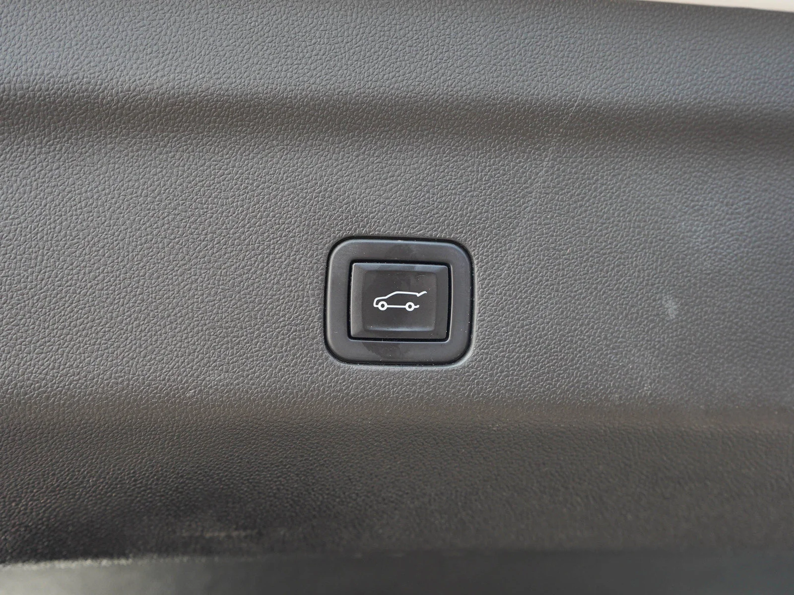 Used 2023 White Frost Tricoat GMC Denali Ultimate image 16