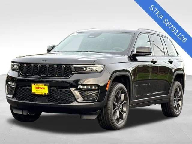 New 2025 Diamond Black Crystal Pearl-Coat Exterior Paint Jeep Limited image 3