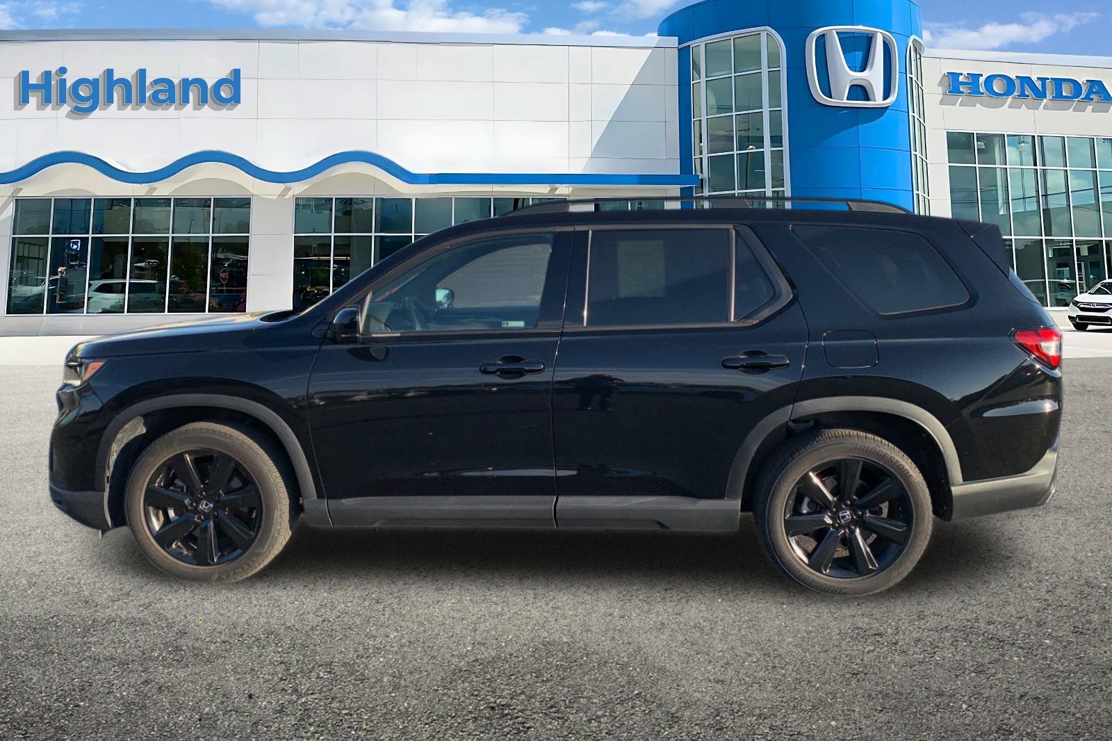 Certified Used 2025 Black Honda Black Edition image 2