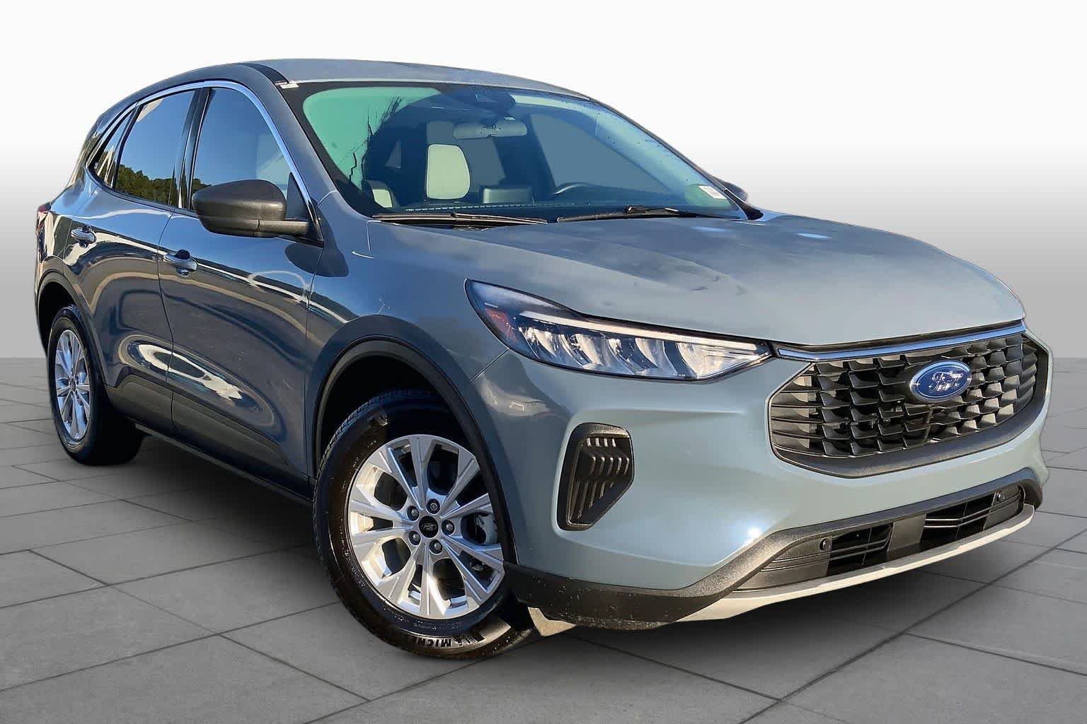 Used 2023 Vapor Blue Metallic Ford Active image 3