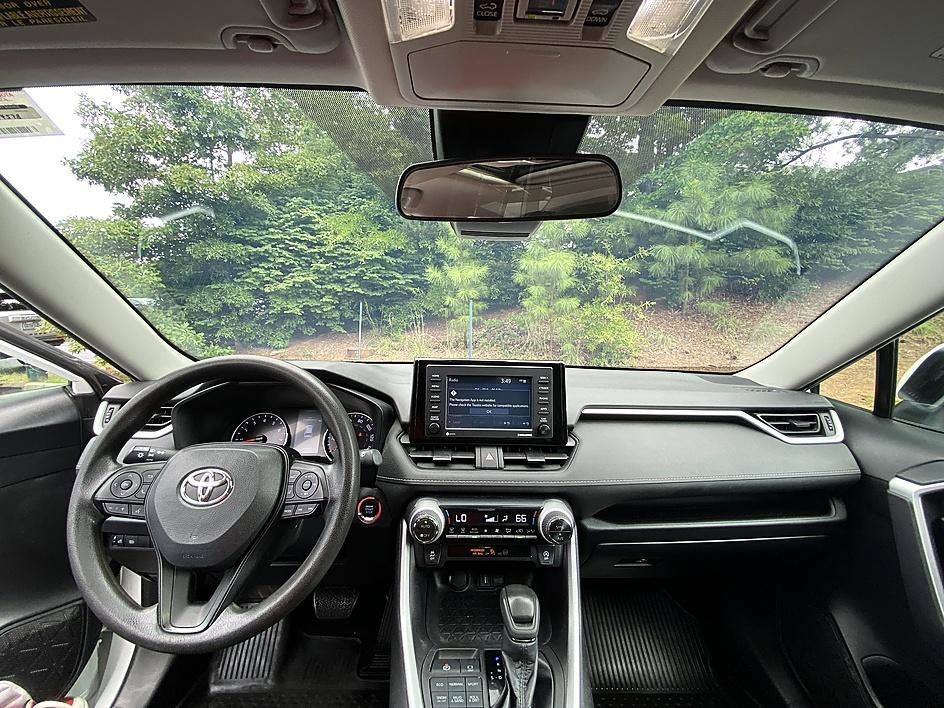 Used 2022 White Toyota XLE image 20