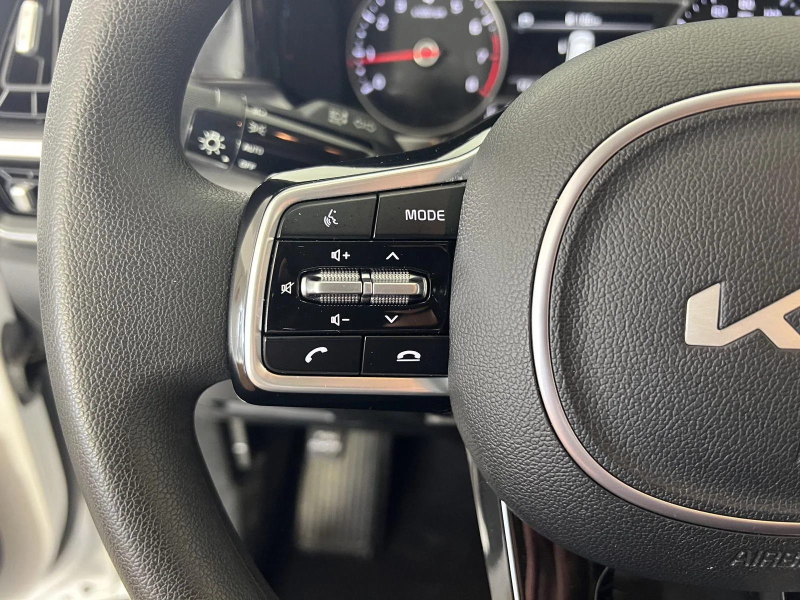 Used 2023 Glacial White Pearl Kia LX image 11