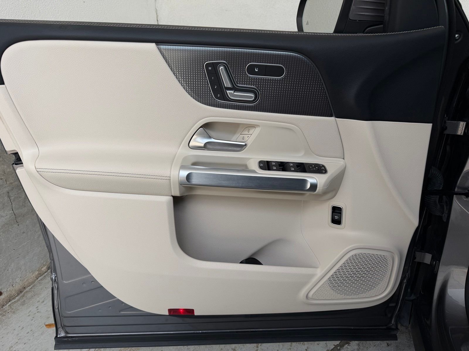 Certified Used 2022  Mercedes-Benz GLB 250 image 22