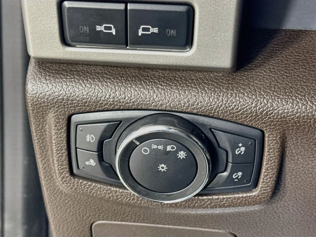 Used 2017 White Platinum Clearcoat Metallic Ford King Ranch image 15