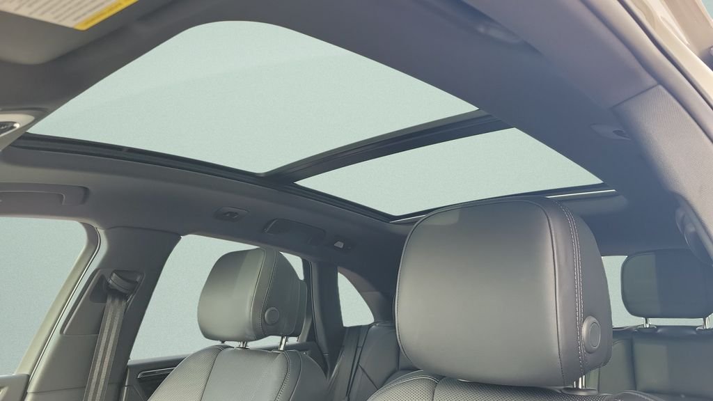 Used 2025  Porsche Base image 16