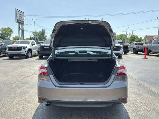 Used 2018 Gray Toyota XLE image 10