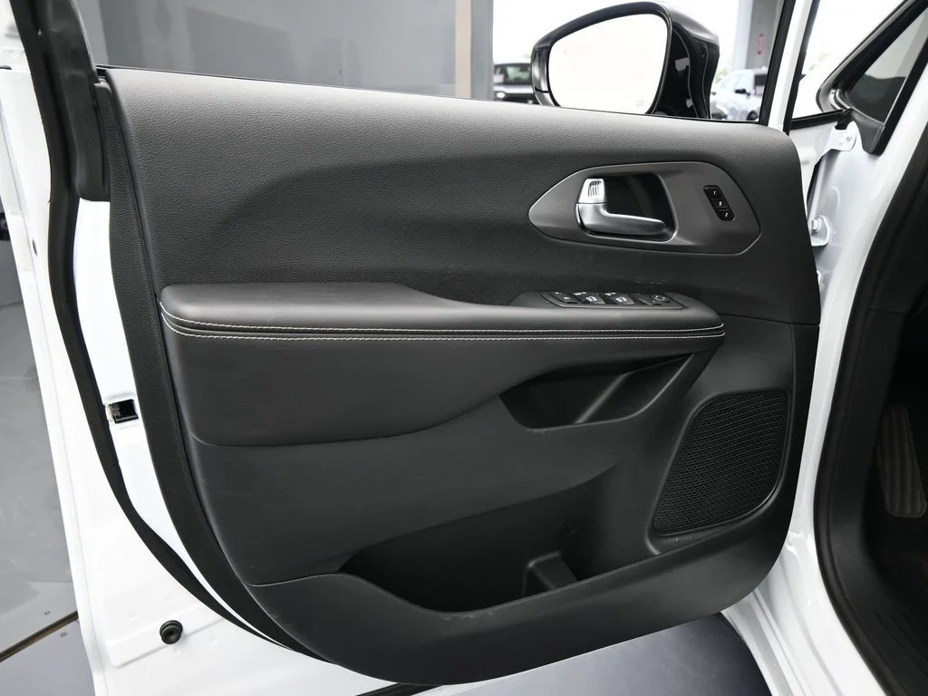 New 2026 Bright White Clear-Coat Exterior Paint Chrysler Select image 15