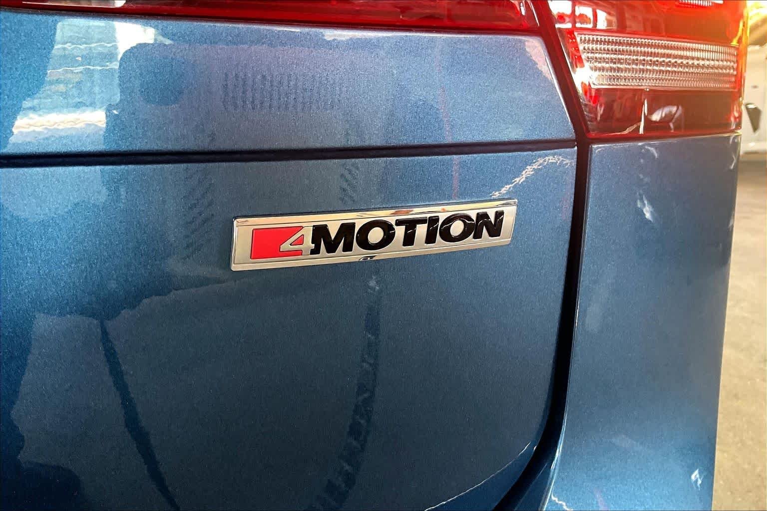 Used 2019 Silk Blue Metallic Volkswagen SE image 9