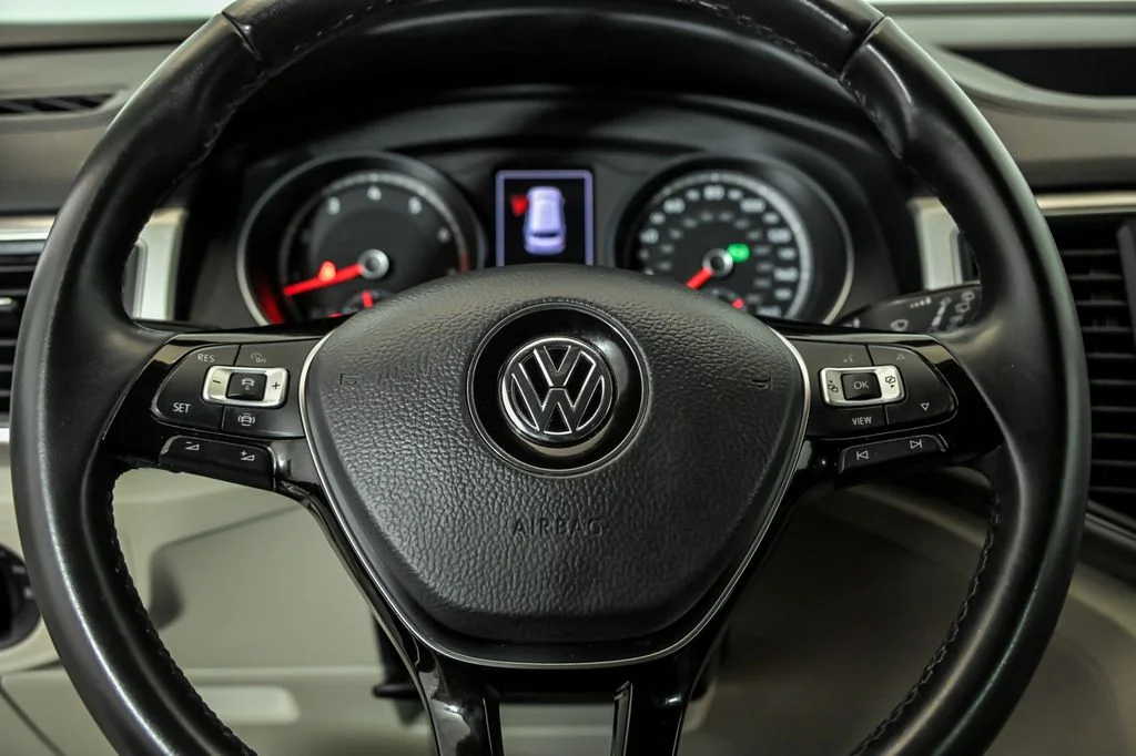 Used 2019 White Volkswagen 3.6L V6 SE image 18