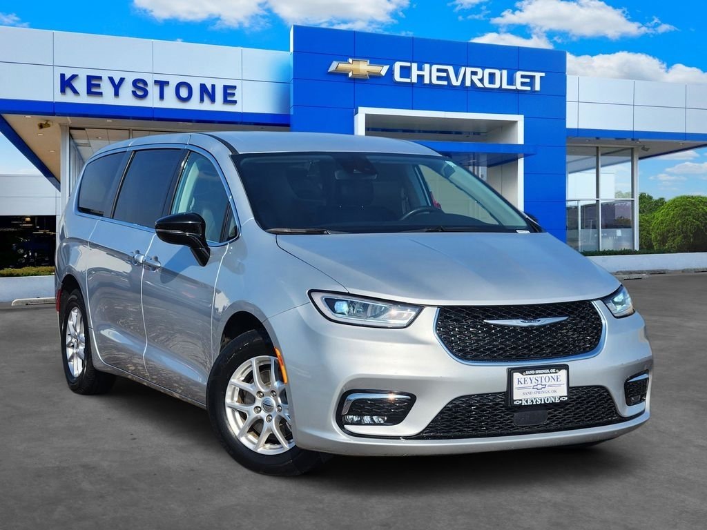 2024 Chrysler Pacifica Touring L's photo