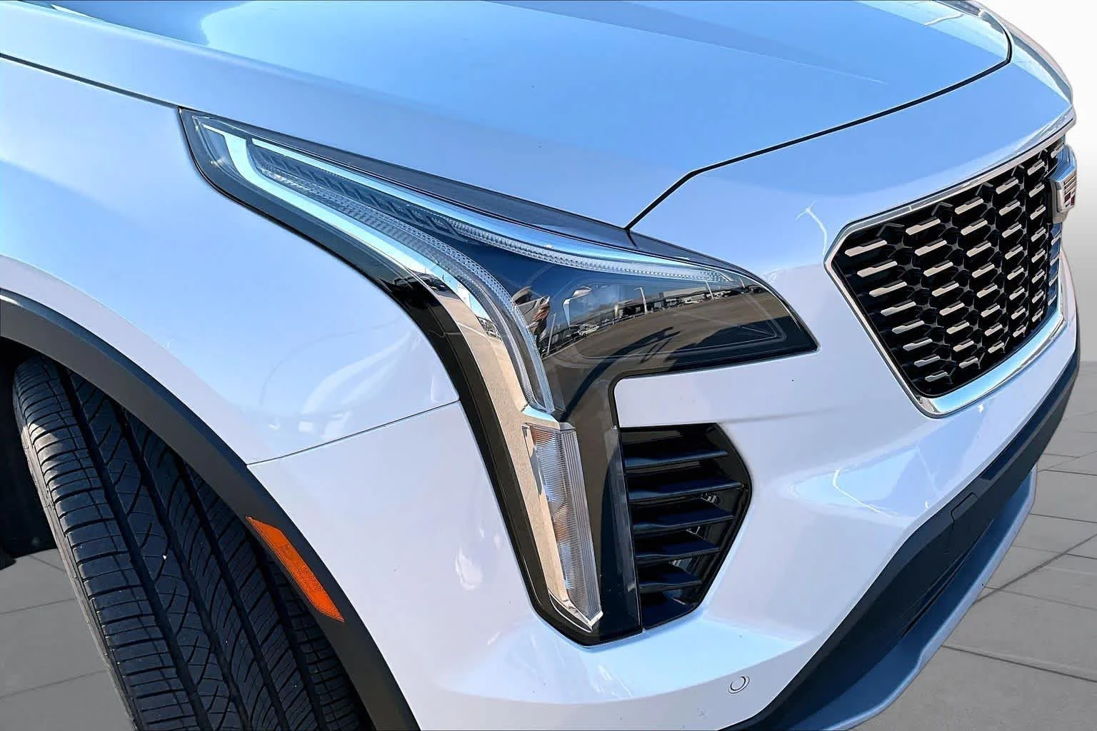 Used 2021 Crystal White Tricoat Cadillac FWD Premium Luxury image 27