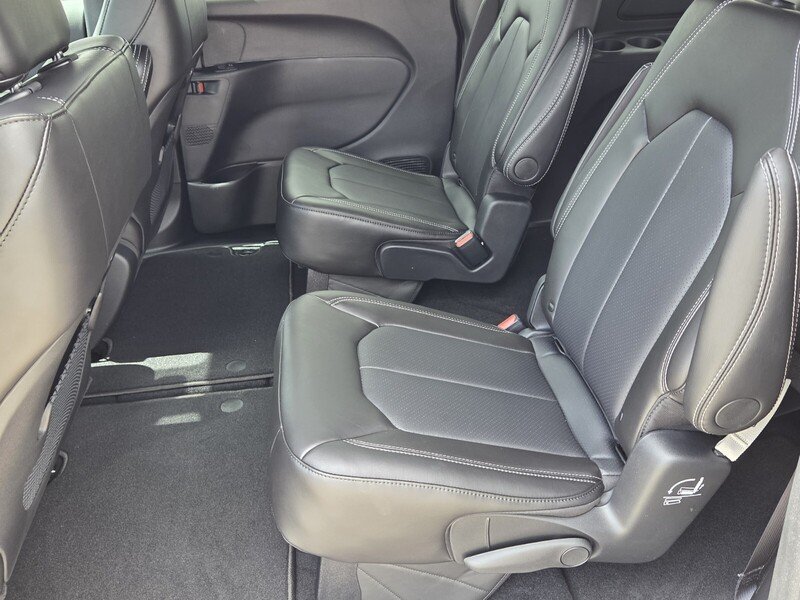 New 2027 Diamond Black Crystal Pearl-Coat Exterior Paint Chrysler SELECT FWD image 12