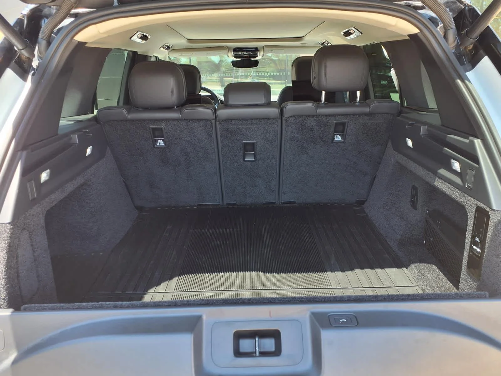 Certified Used 2025 Fuji White Land Rover SE image 26