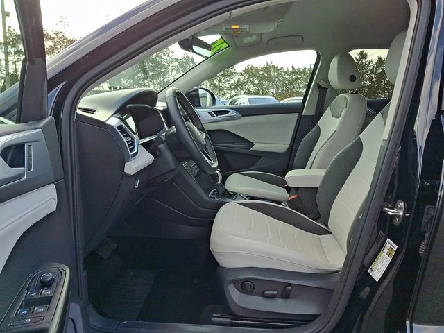 Certified Used 2025 Black Volkswagen 1.5T SE image 13