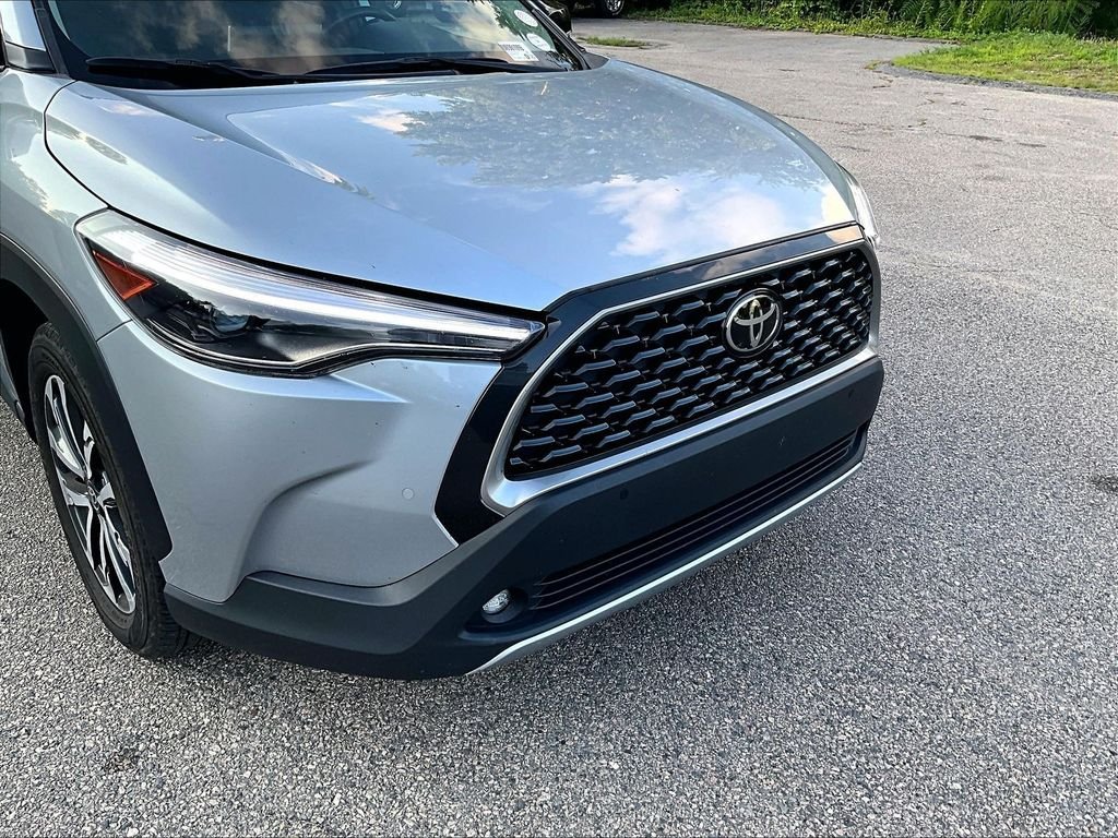 Used 2025 Silver Toyota XLE image 8