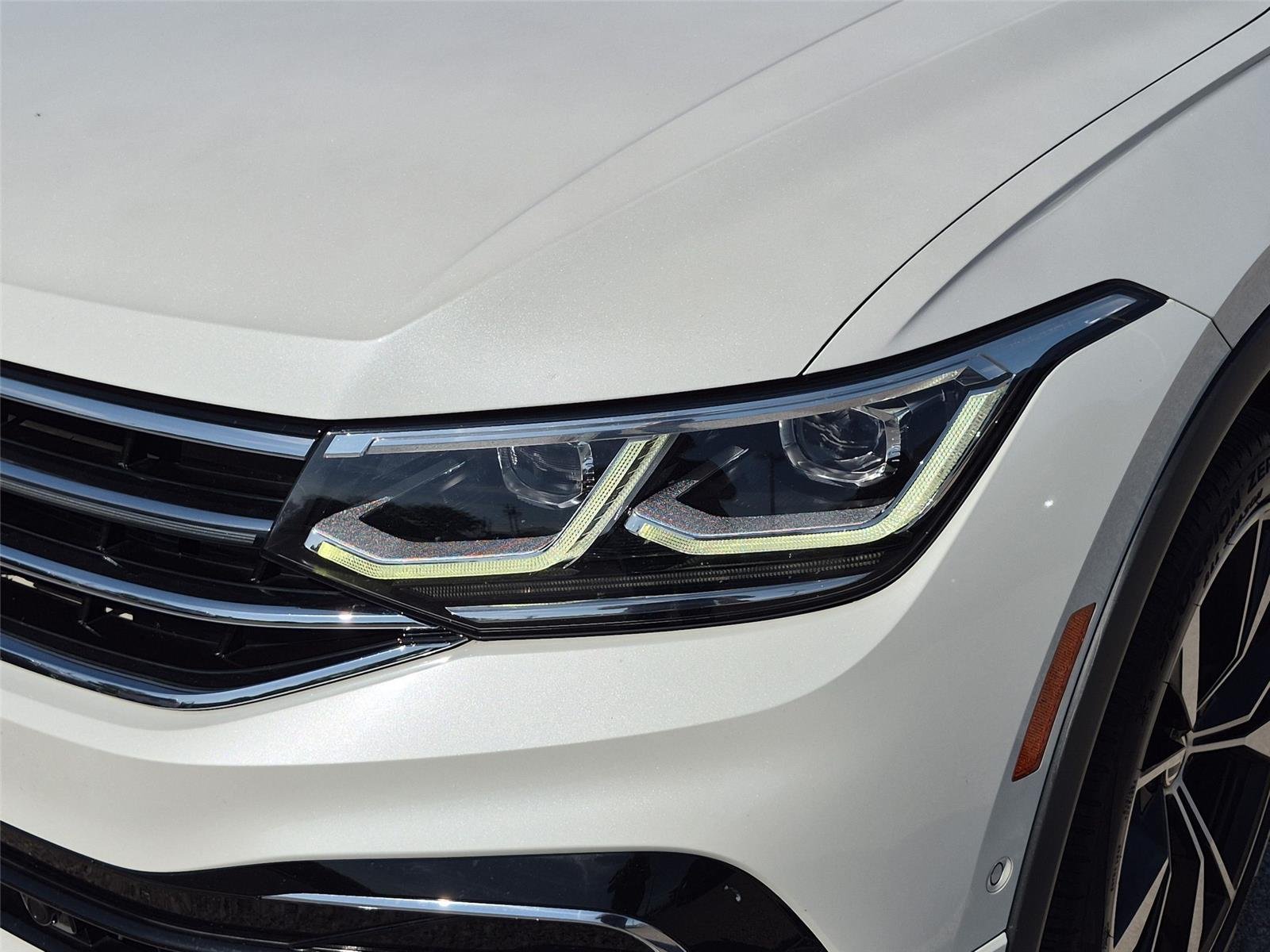 Used 2022 Oryx White Pearl Volkswagen SEL R-Line image 9