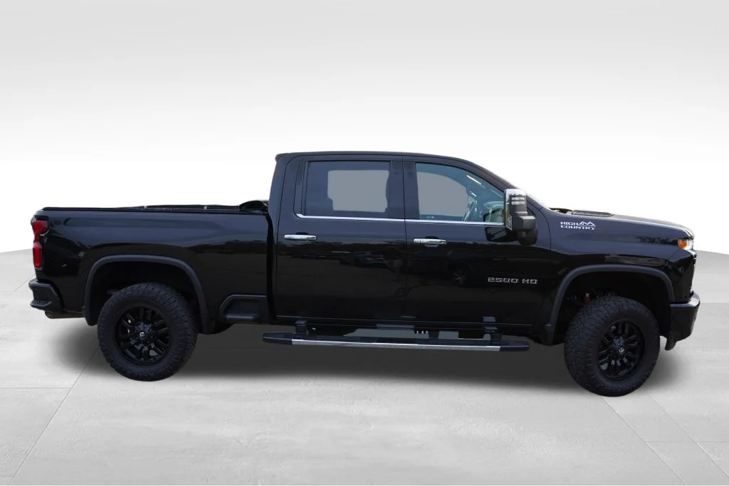 Used 2022 Mosaic Black Metallic Chevrolet High Country image 2
