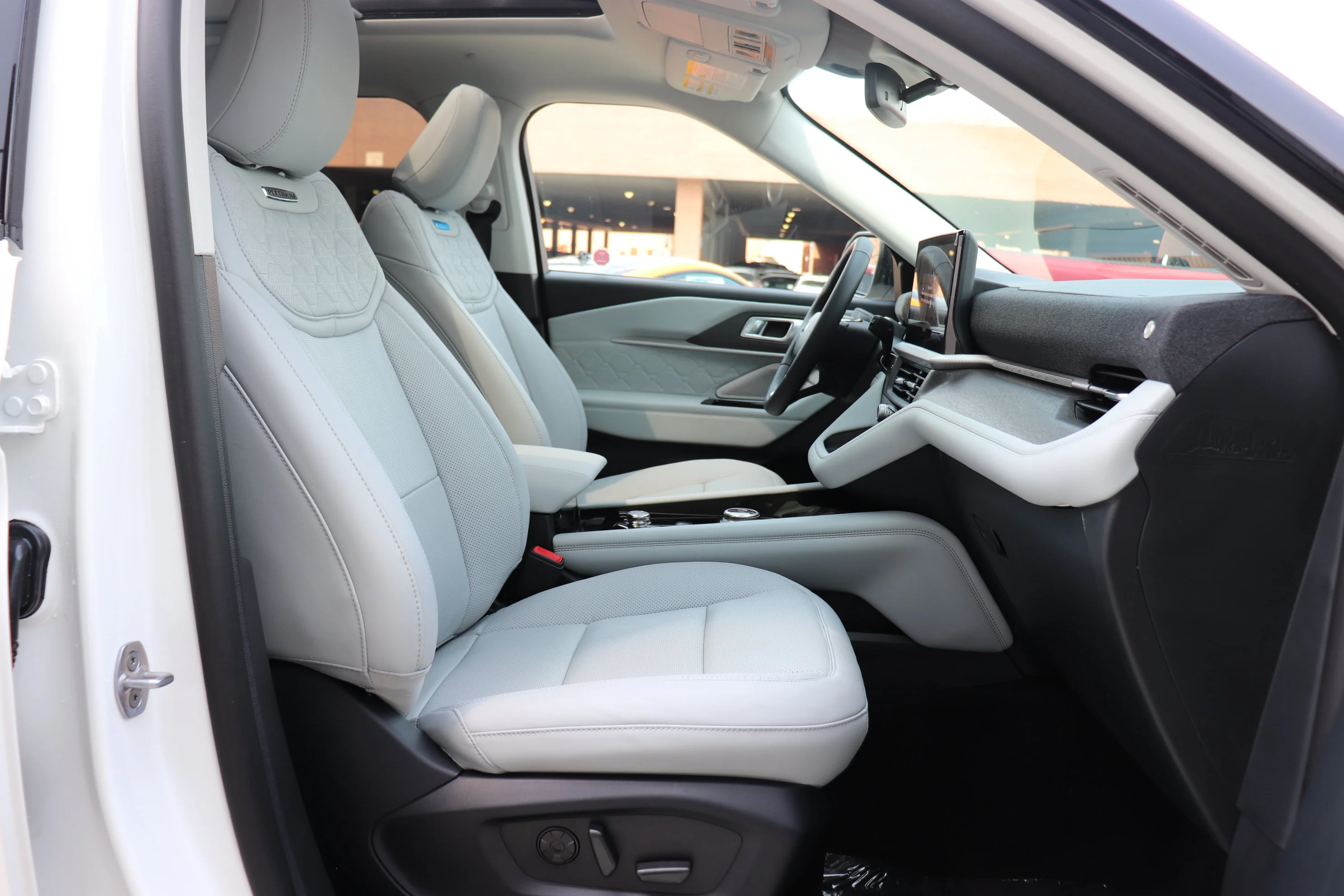 New 2026 STAR WHITE METALLIC TRI-COAT Ford Platinum image 9
