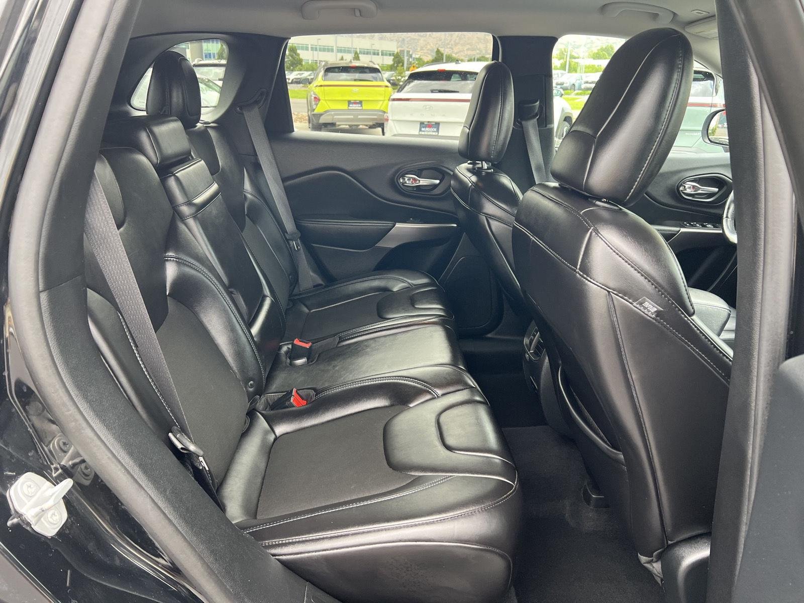 Used 2019 Diamond Black Crystal Pearlcoat Jeep Latitude Plus image 25