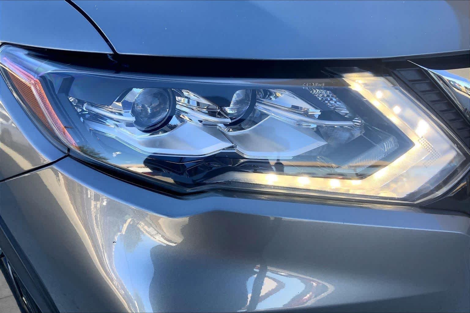 Used 2018 Gun Metallic Nissan SL image 27