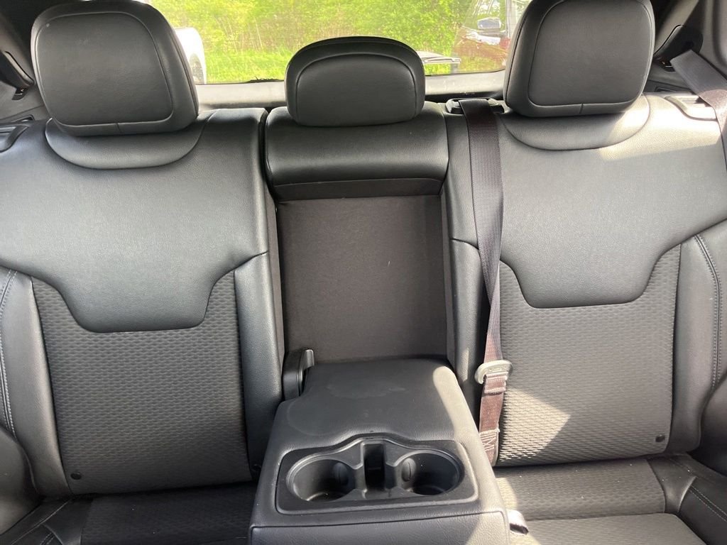 Used 2024 White Jeep Latitude image 15