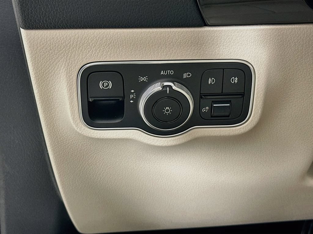 New 2026 Polar White Mercedes-Benz GLA 250 image 42