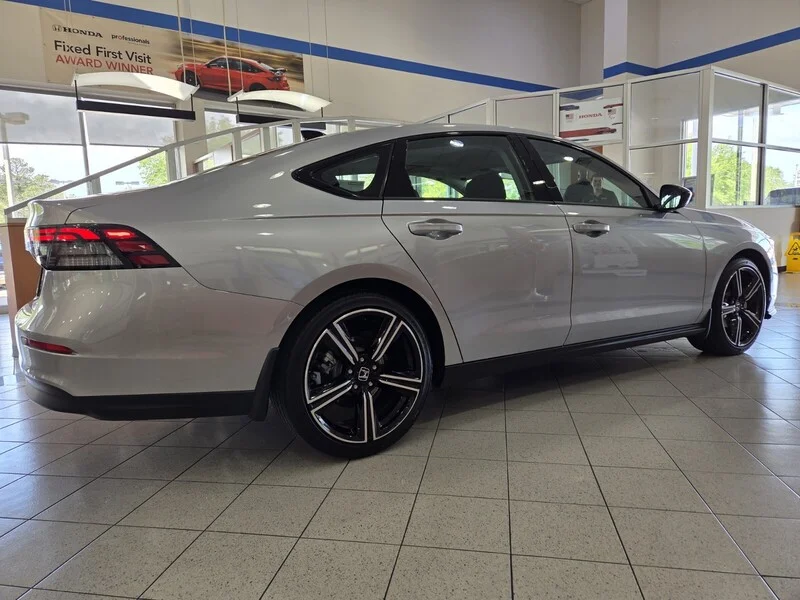 New 2026 Solar Silver Metallic Honda SE CVT image 4