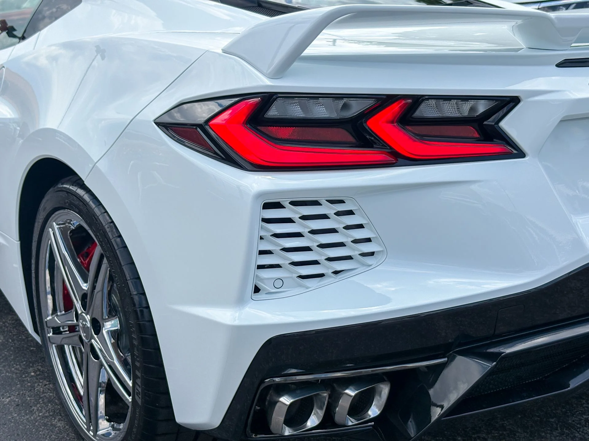 Used 2024 White Chevrolet Stingray image 16