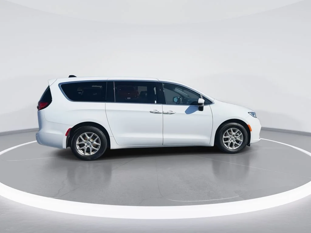 Used 2023 White Chrysler Touring image 9