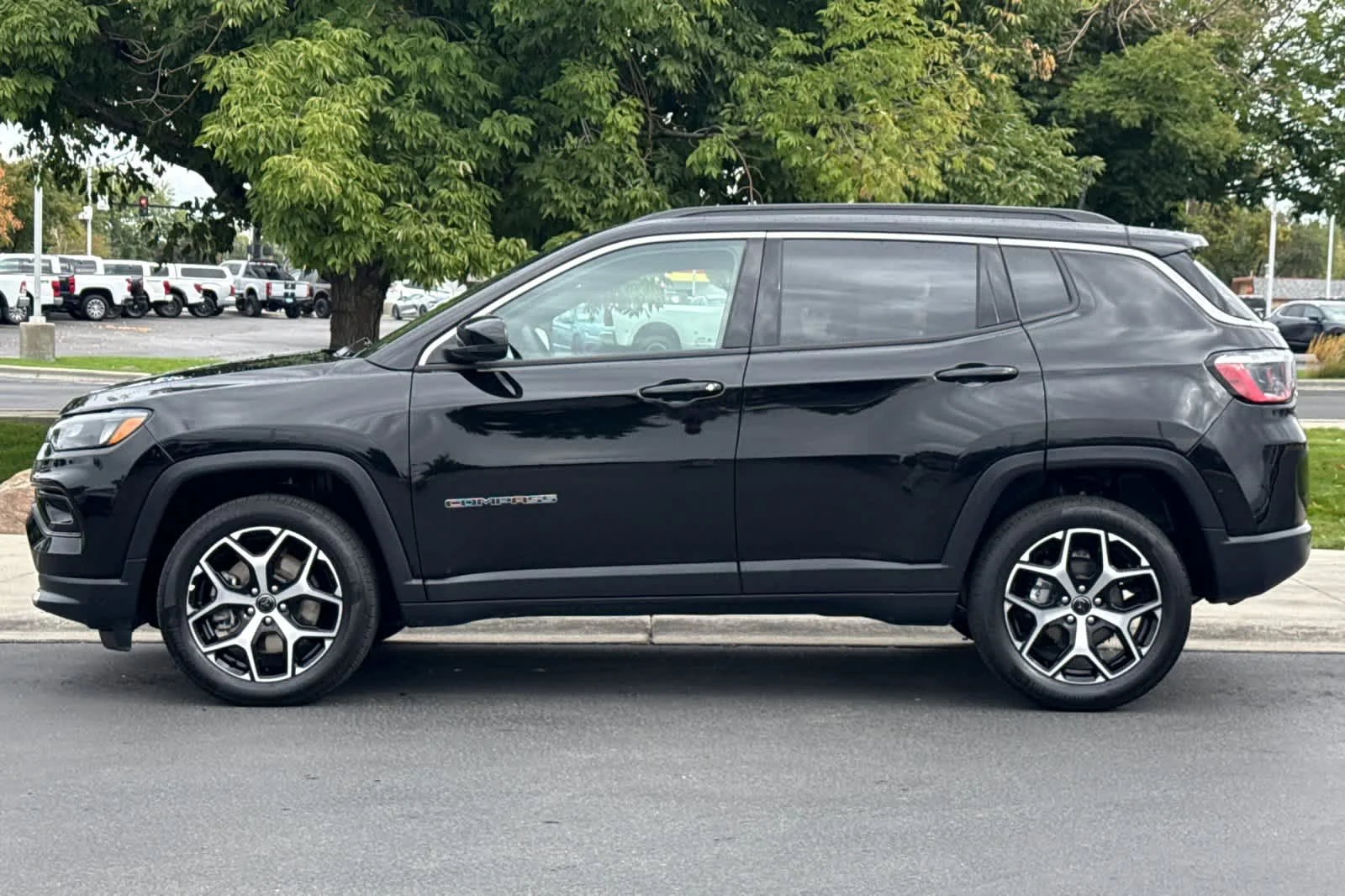 Certified Used 2025 Diamond Black Jeep Limited image 5