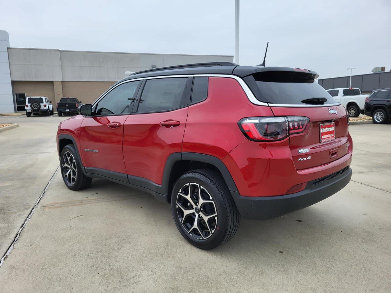 New 2026 Red Hot Pearl-Coat Exterior Paint Jeep Limited image 3