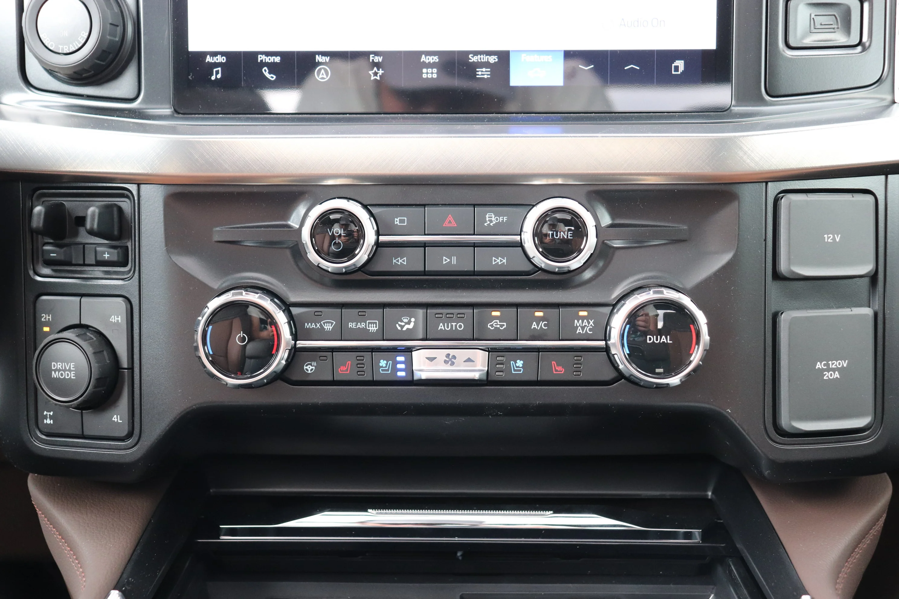 New 2026 AGATE BLACK METALLIC Ford King Ranch image 19