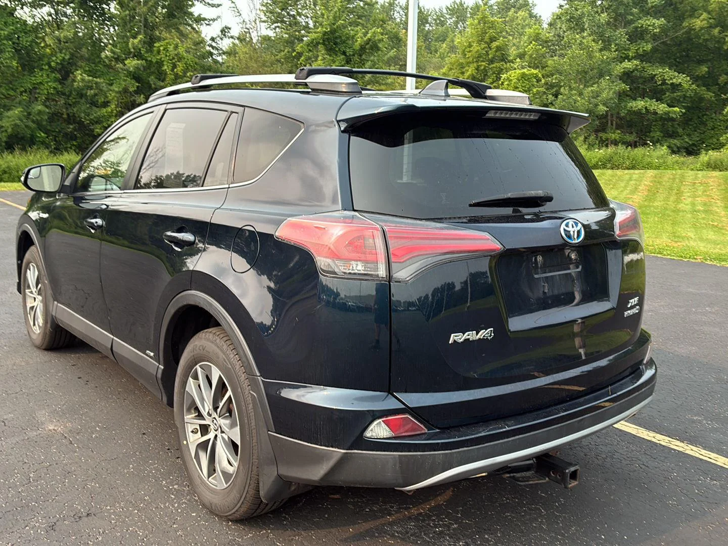 Used 2017 Galactic Aqua Mica Toyota XLE image 18