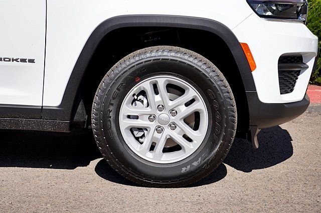 New 2024 Bright White Clear-Coat Exterior Paint Jeep Laredo image 8