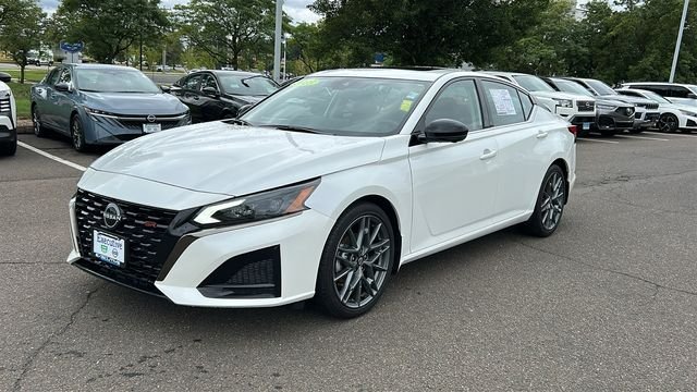 Used 2023 White Nissan 2.0 SR image 3
