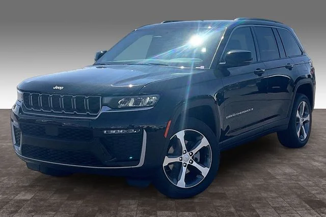 New 2026 Diamond Black Crystal Pearl-Coat Exterior Paint Jeep Limited image 1