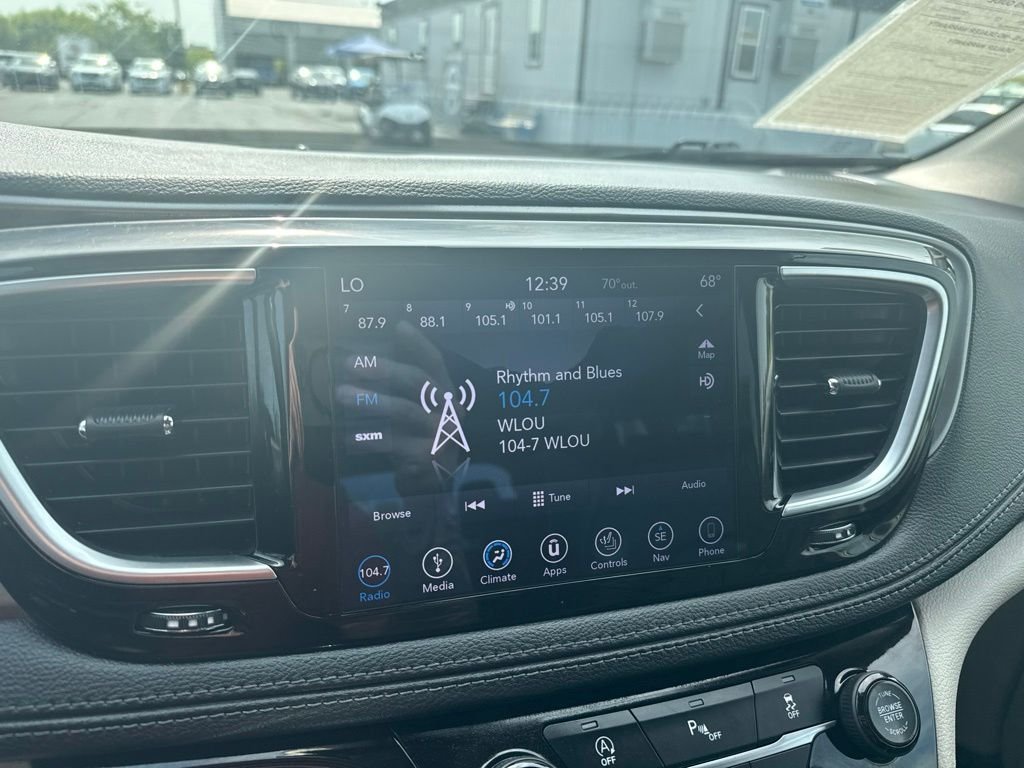 Used 2019 White Chrysler Limited image 29