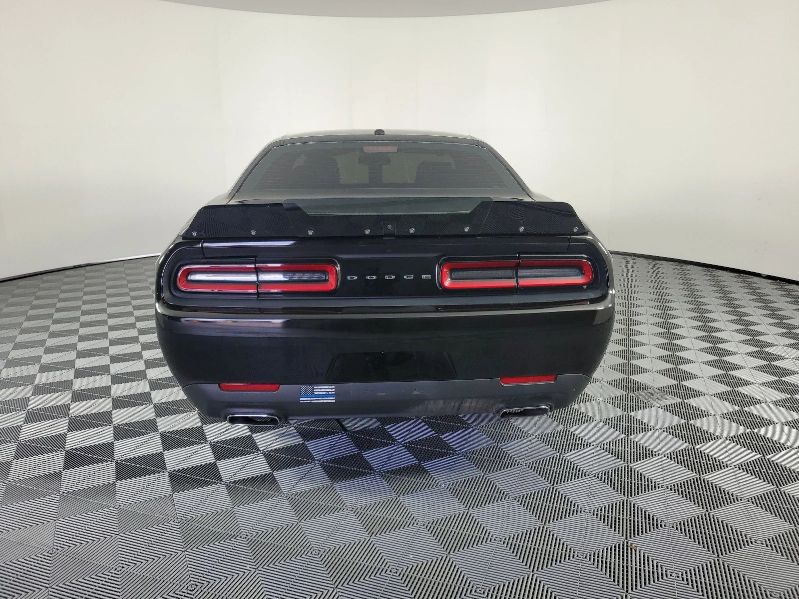 Used 2018 Pitch Black Clearcoat Dodge SXT image 6