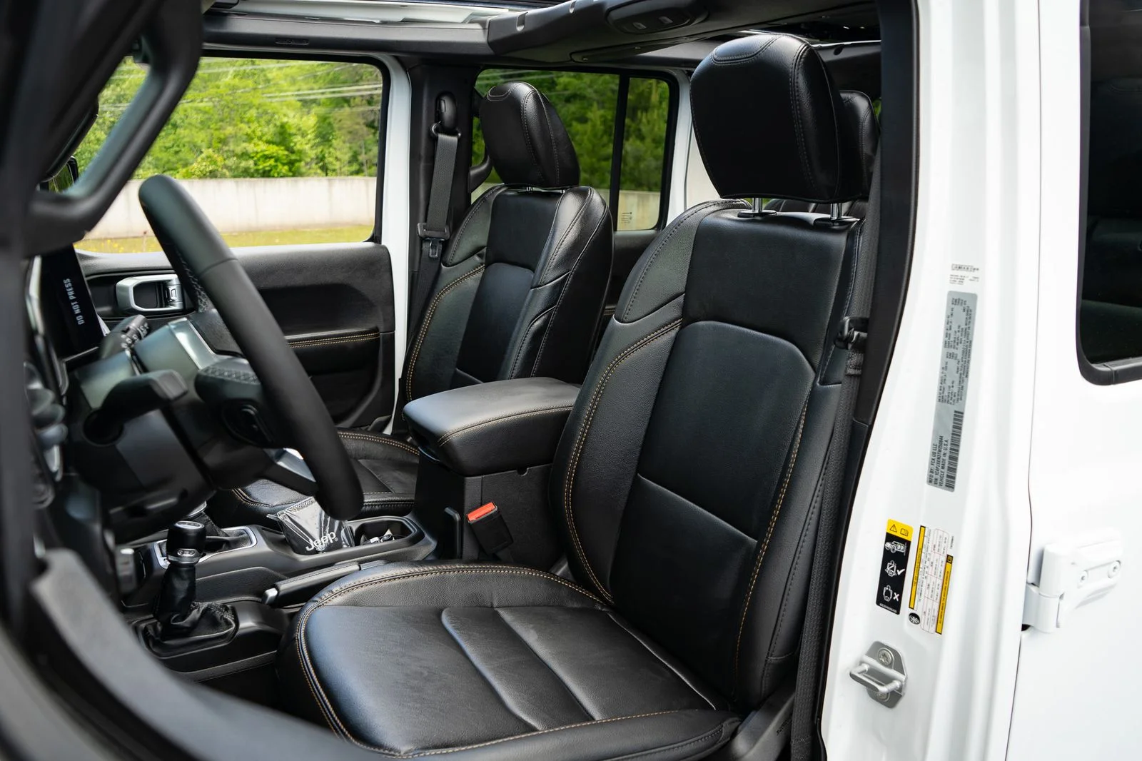 New 2026 Bright White Clear-Coat Exterior Paint Jeep Sahara image 14