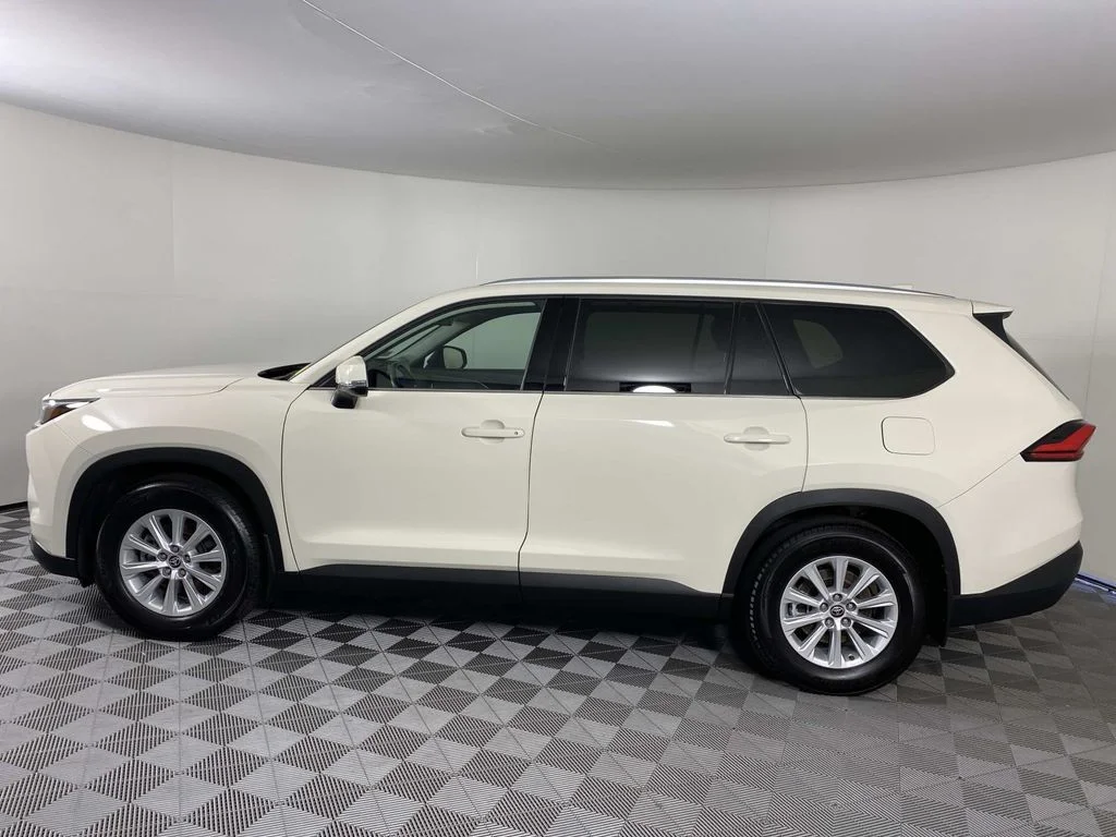 Used 2024 White Toyota XLE image 5