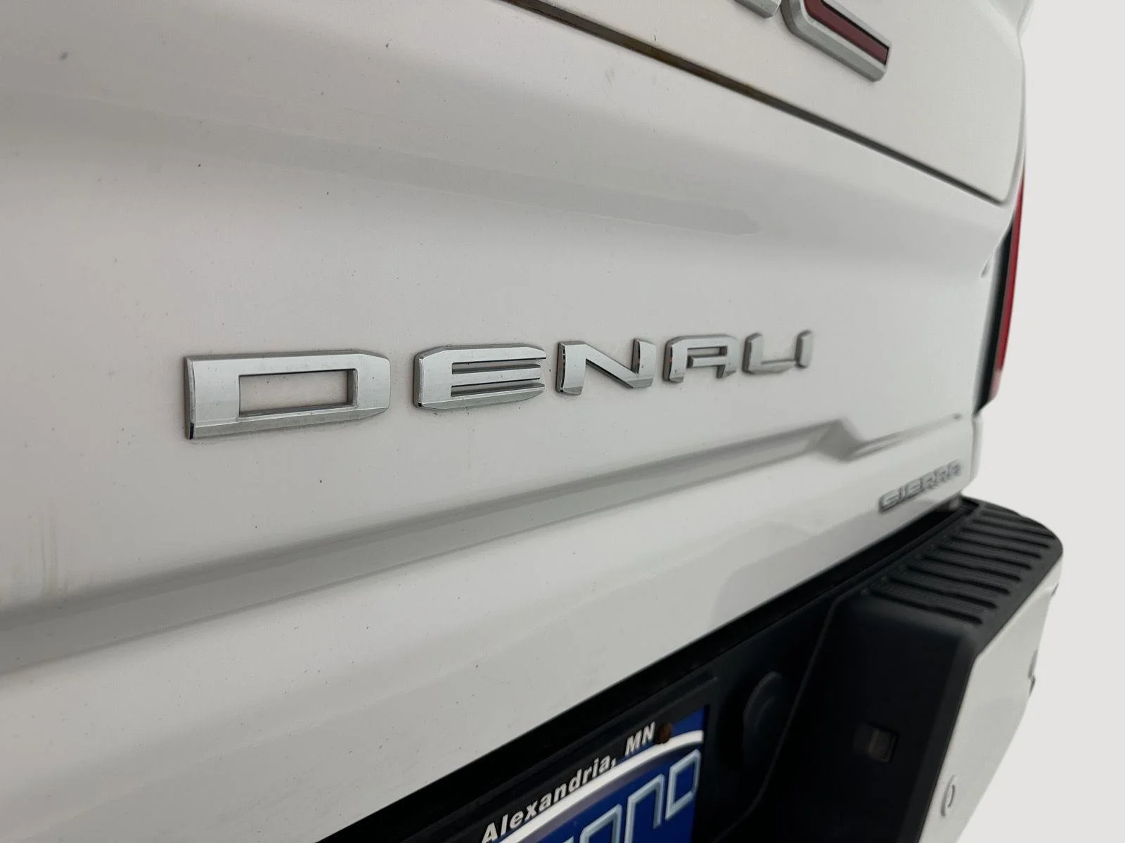 Used 2021 White Frost Tricoat GMC Denali image 31