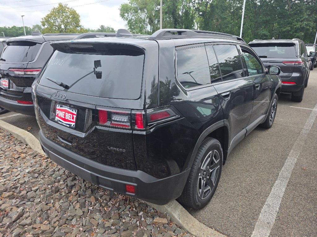 New 2026 Diamond Black Crystal Pearl-Coat Exterior Paint Jeep Laredo image 5