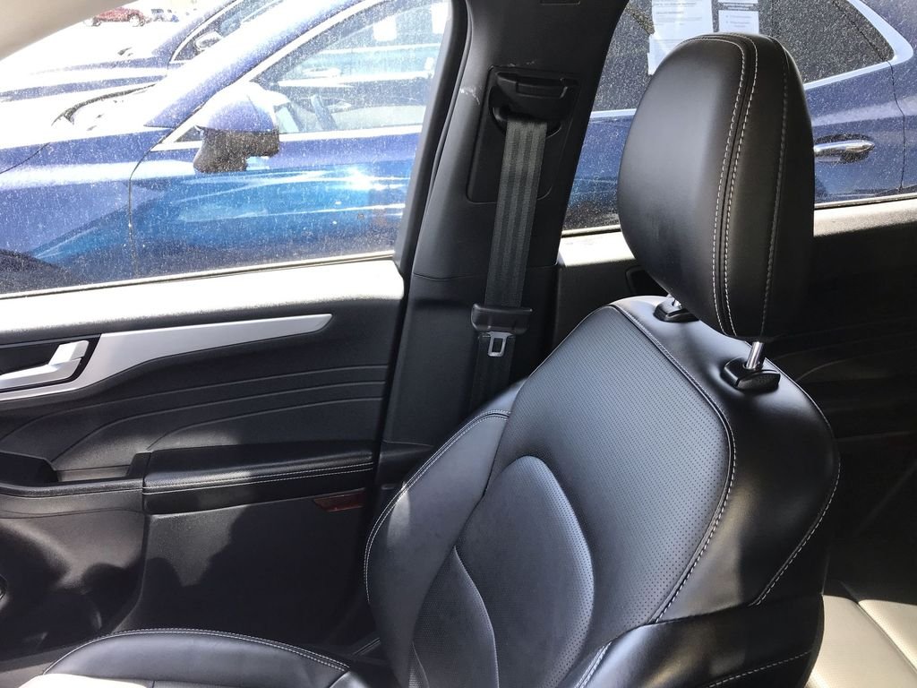 Used 2025  Ford Platinum image 22