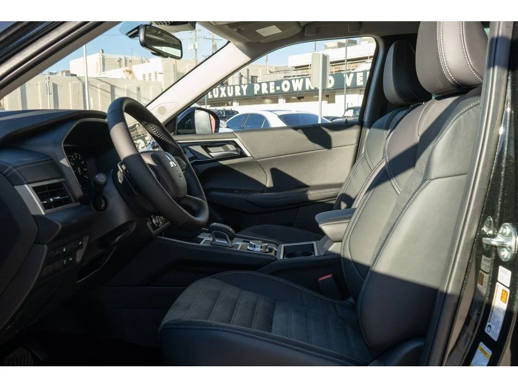 2025 Mitsubishi Outlander Plug-in Hybrid SE - Photo 13