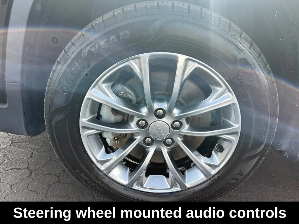 Certified Used 2021 Black Jeep Latitude Lux image 19