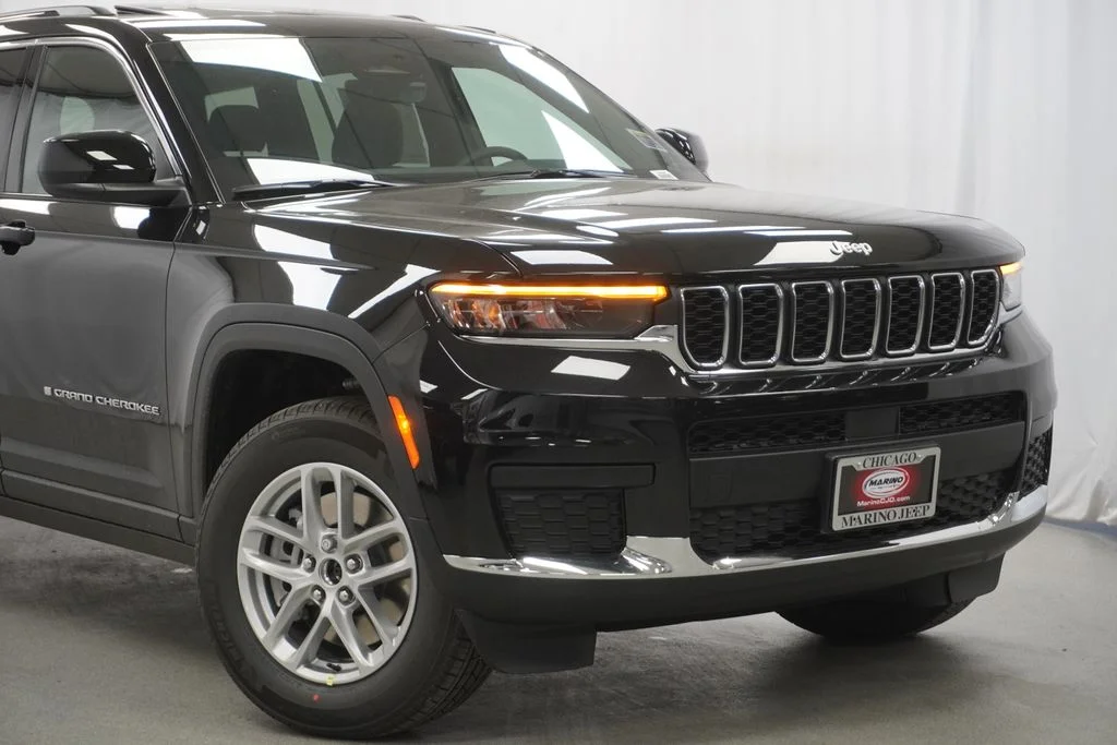 New 2026 Diamond Black Crystal Pearlcoat Jeep Laredo image 3