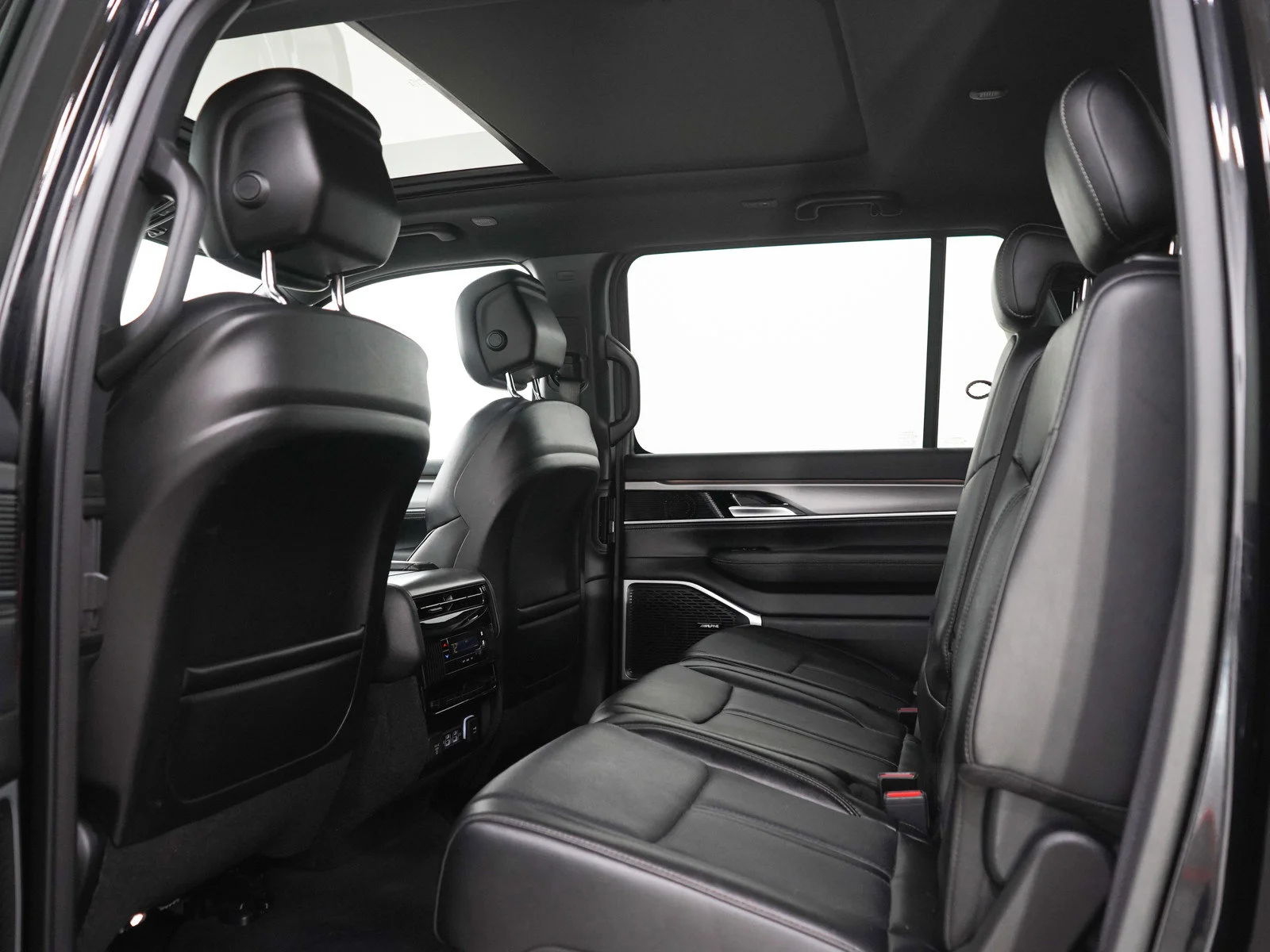 Used 2024 Diamond Black Crystal Pearlcoat Jeep Series II image 21