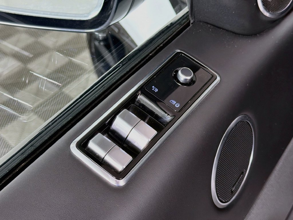 Used 2022 Fuji White Land Rover SVR image 18
